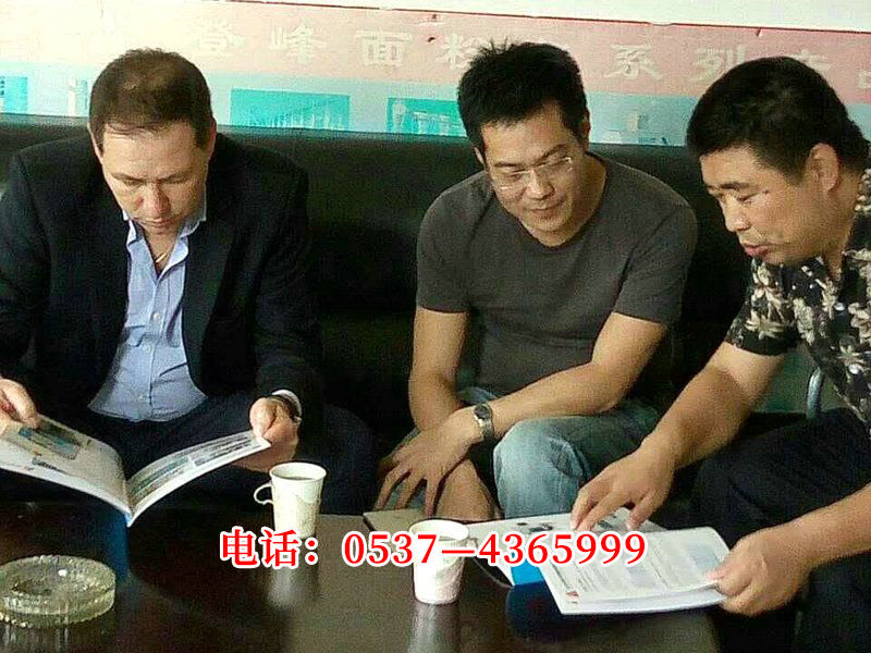 给阿根廷客商和翻译细心讲解